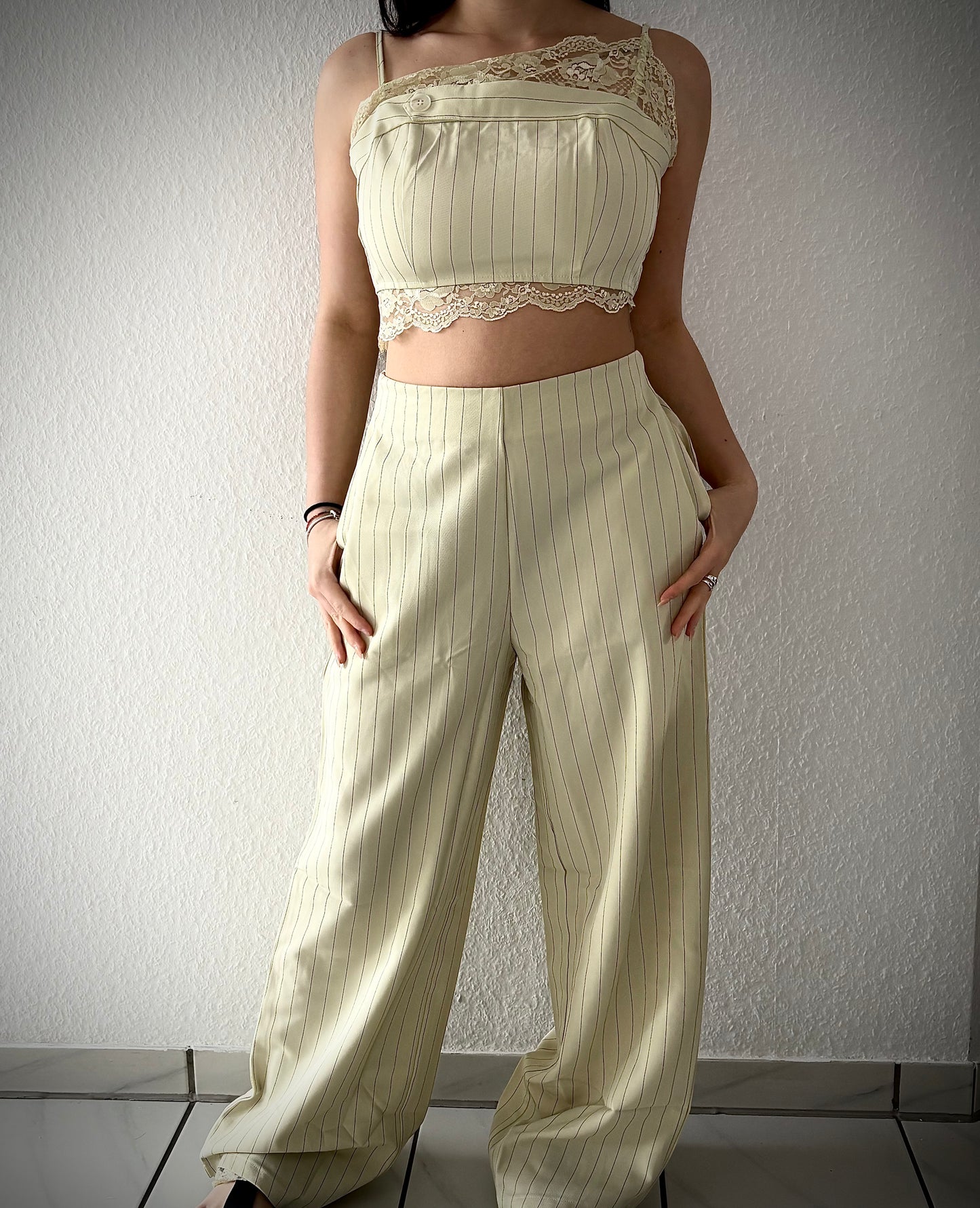 Zweiteiler mit Spitze