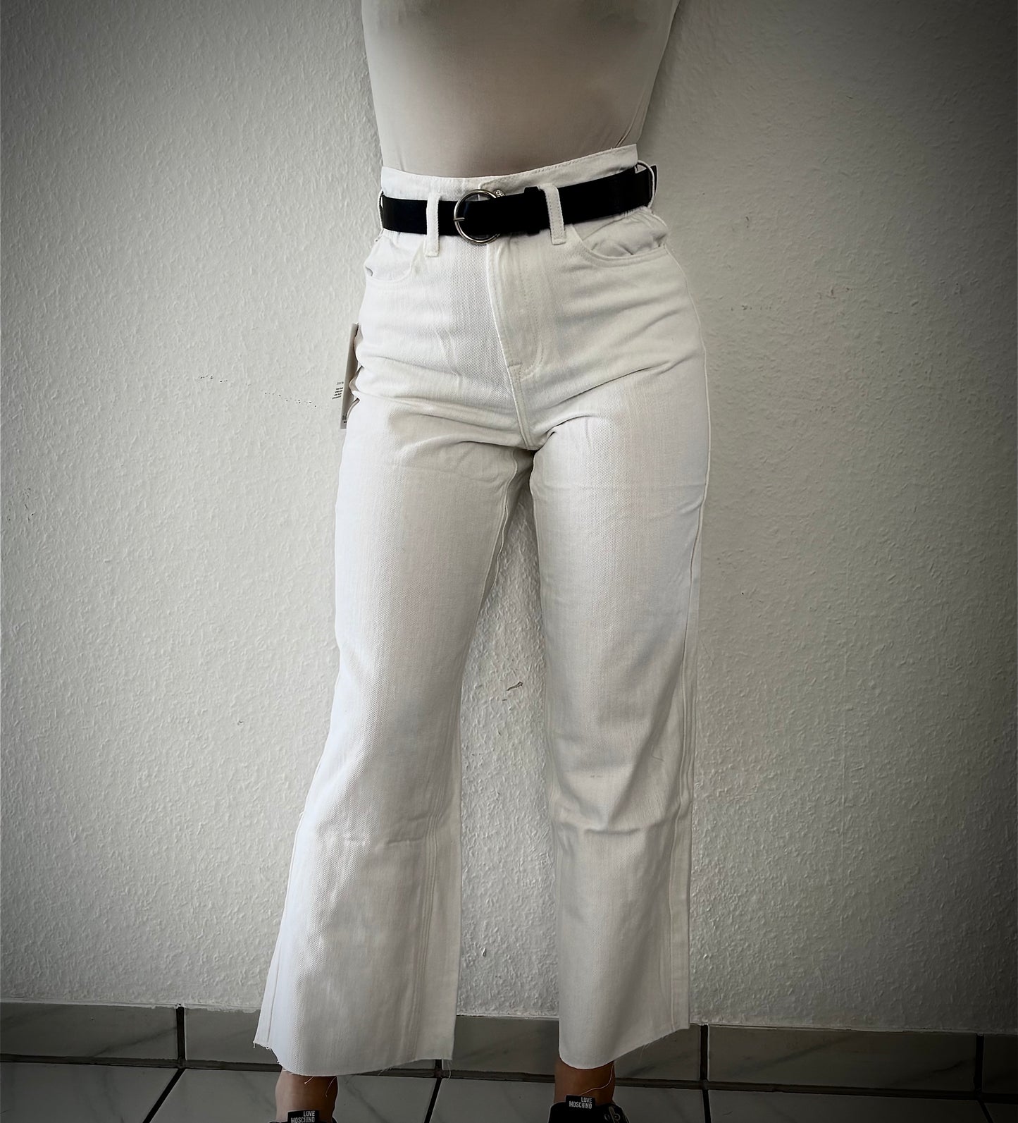 Weite Jeans mit Gürtel