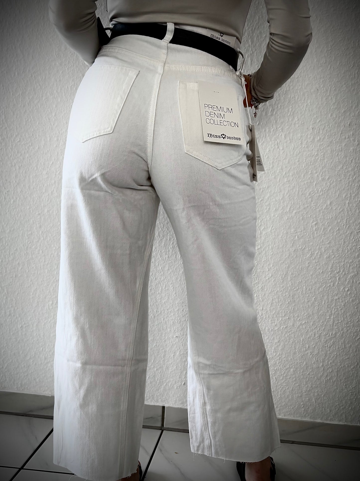 Weite Jeans mit Gürtel